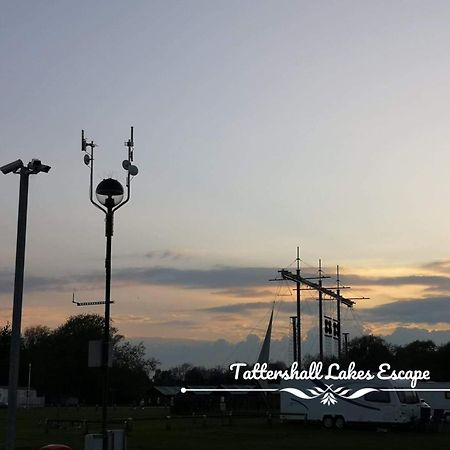 Meridian Tattershall Lakes Escape - Lakeside Lodge Caravan With A Fishing Peg Luxury Hot Tub 외부 사진