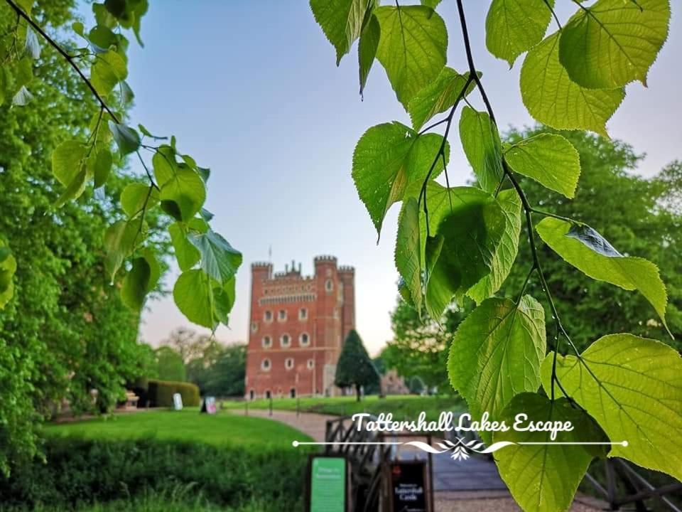 Meridian Tattershall Lakes Escape - Lakeside Lodge Caravan With A Fishing Peg Luxury Hot Tub 외부 사진
