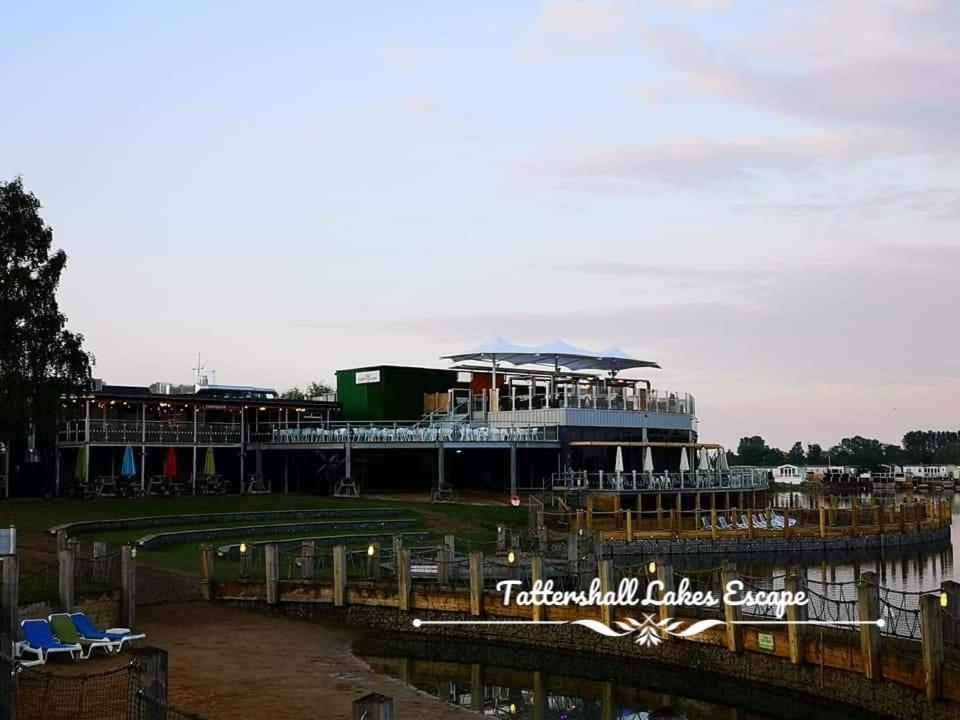 Meridian Tattershall Lakes Escape - Lakeside Lodge Caravan With A Fishing Peg Luxury Hot Tub 외부 사진
