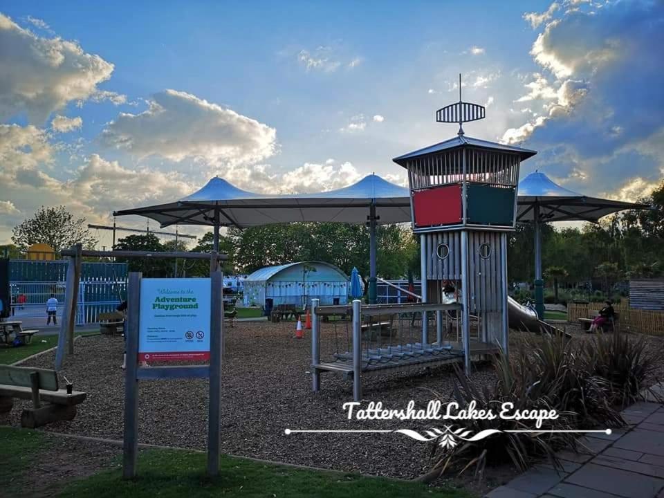 Meridian Tattershall Lakes Escape - Lakeside Lodge Caravan With A Fishing Peg Luxury Hot Tub 외부 사진