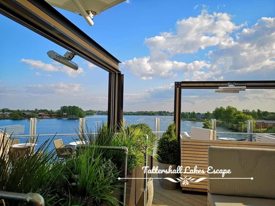 Meridian Tattershall Lakes Escape - Lakeside Lodge Caravan With A Fishing Peg Luxury Hot Tub 외부 사진