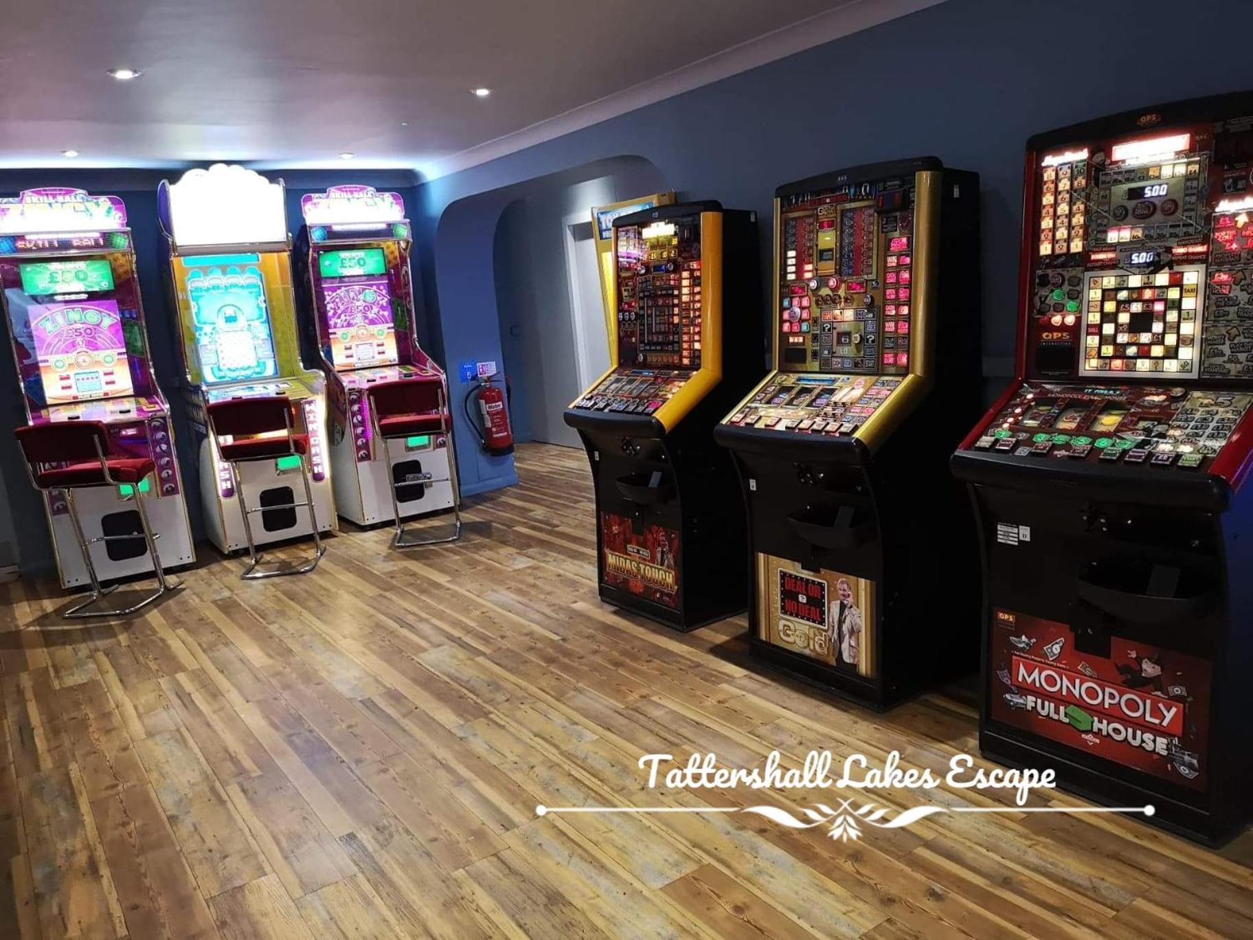 Meridian Tattershall Lakes Escape - Lakeside Lodge Caravan With A Fishing Peg Luxury Hot Tub 외부 사진