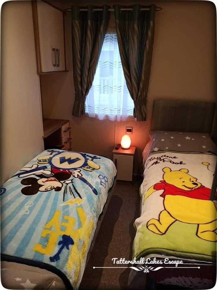 Meridian Tattershall Lakes Escape - Lakeside Lodge Caravan With A Fishing Peg Luxury Hot Tub 외부 사진