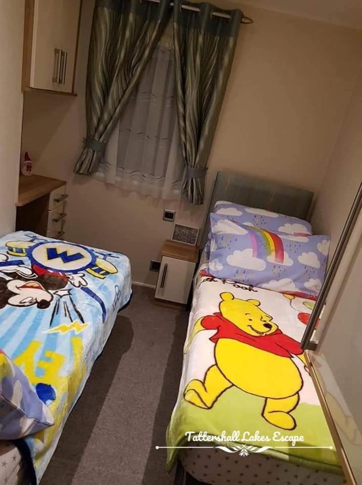 Meridian Tattershall Lakes Escape - Lakeside Lodge Caravan With A Fishing Peg Luxury Hot Tub 외부 사진