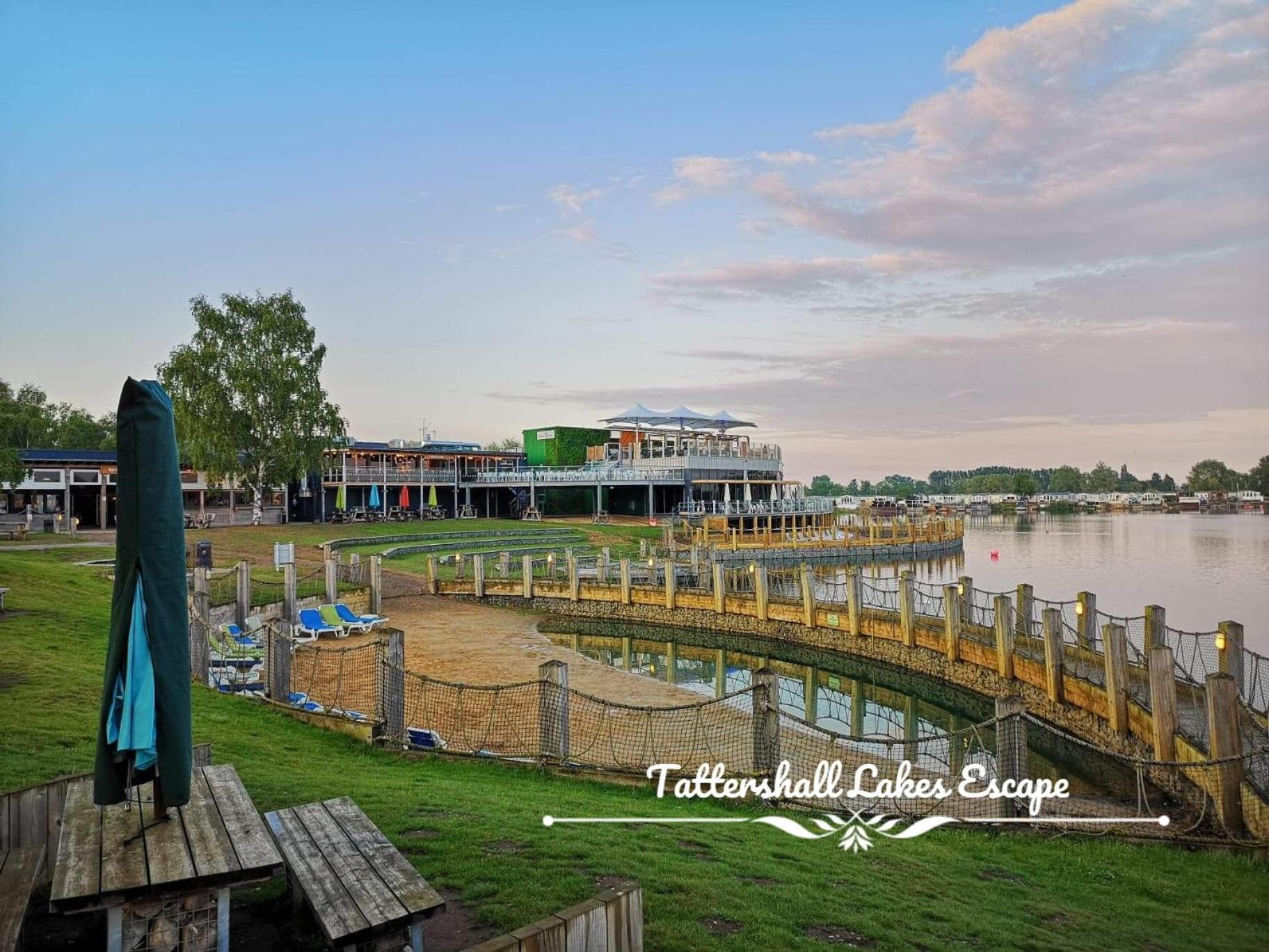 Meridian Tattershall Lakes Escape - Lakeside Lodge Caravan With A Fishing Peg Luxury Hot Tub 외부 사진