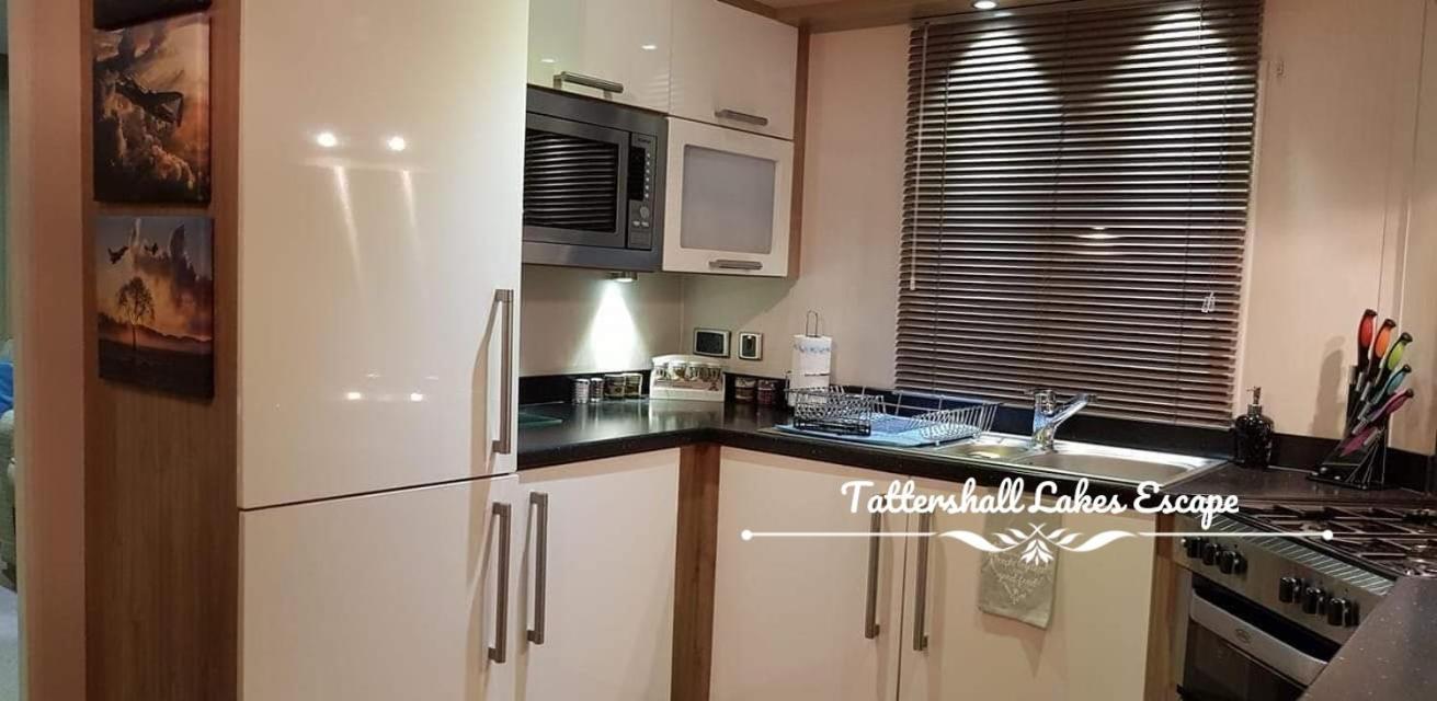 Meridian Tattershall Lakes Escape - Lakeside Lodge Caravan With A Fishing Peg Luxury Hot Tub 외부 사진
