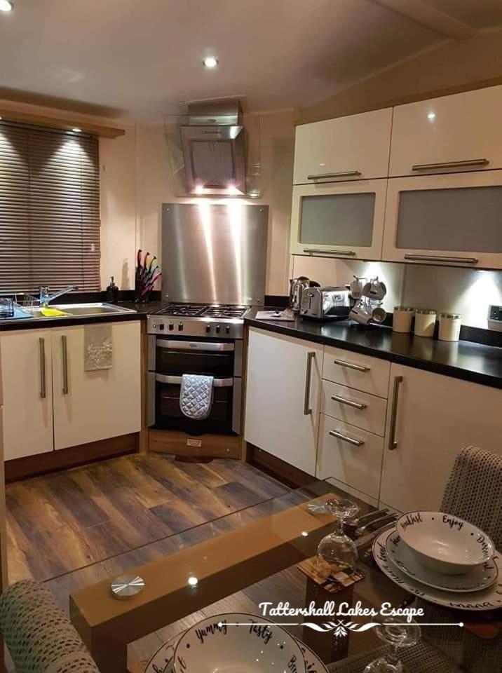 Meridian Tattershall Lakes Escape - Lakeside Lodge Caravan With A Fishing Peg Luxury Hot Tub 외부 사진