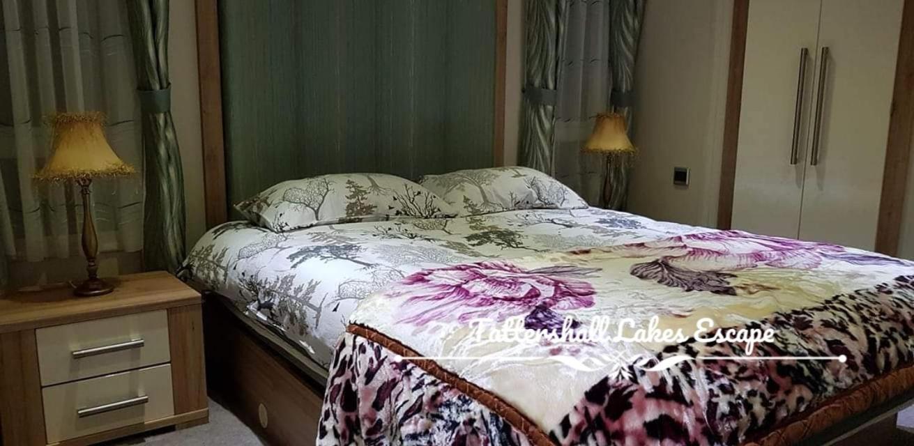 Meridian Tattershall Lakes Escape - Lakeside Lodge Caravan With A Fishing Peg Luxury Hot Tub 외부 사진