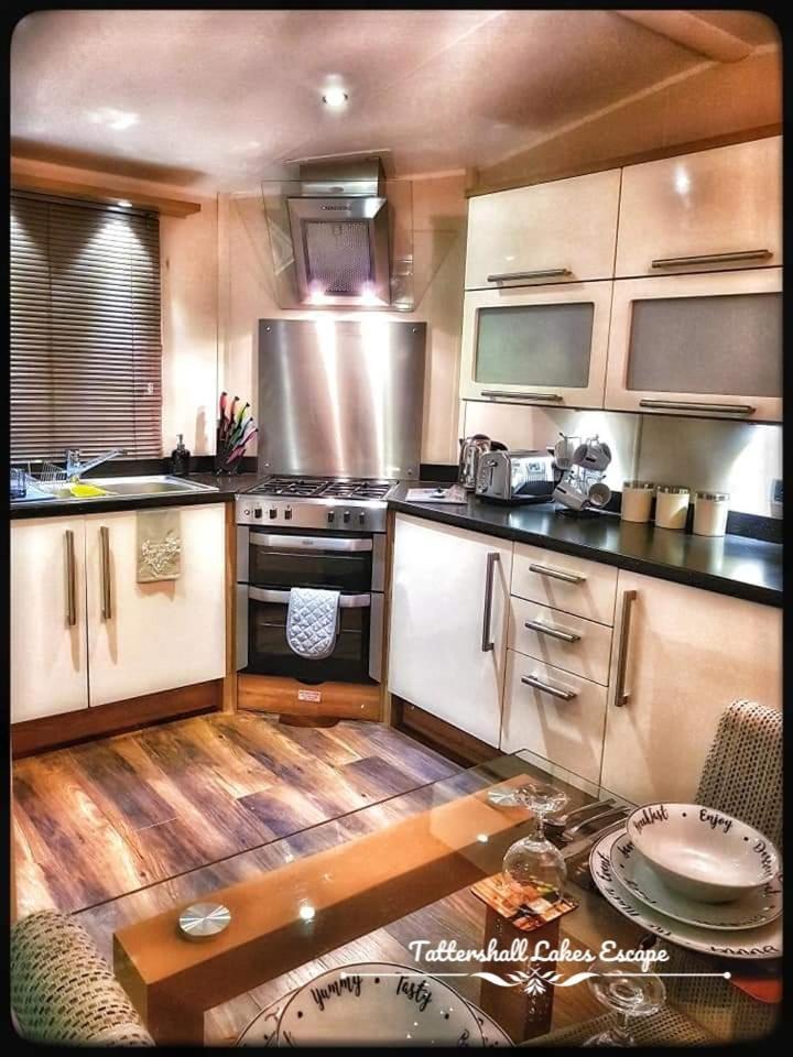 Meridian Tattershall Lakes Escape - Lakeside Lodge Caravan With A Fishing Peg Luxury Hot Tub 외부 사진
