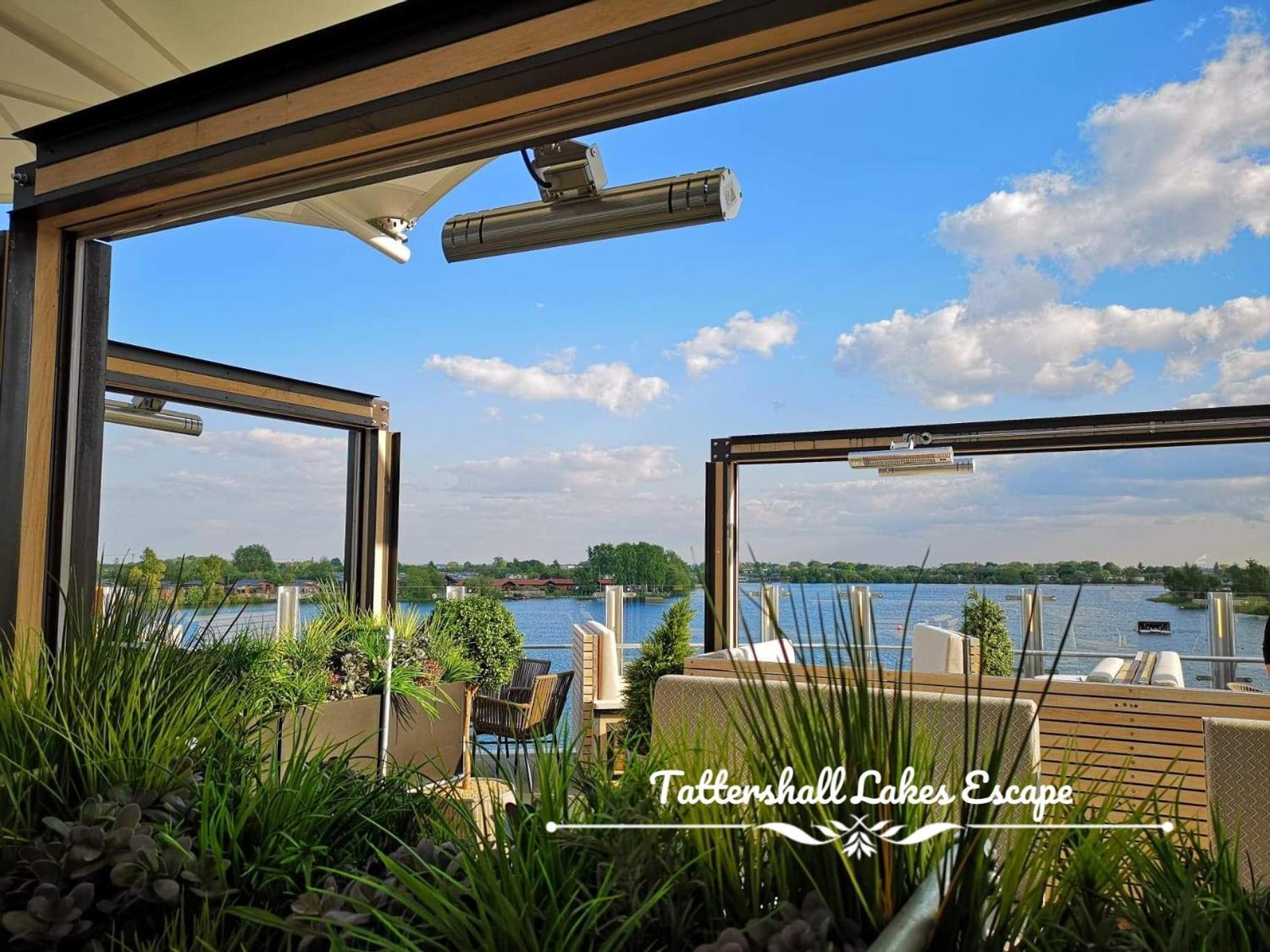 Meridian Tattershall Lakes Escape - Lakeside Lodge Caravan With A Fishing Peg Luxury Hot Tub 외부 사진