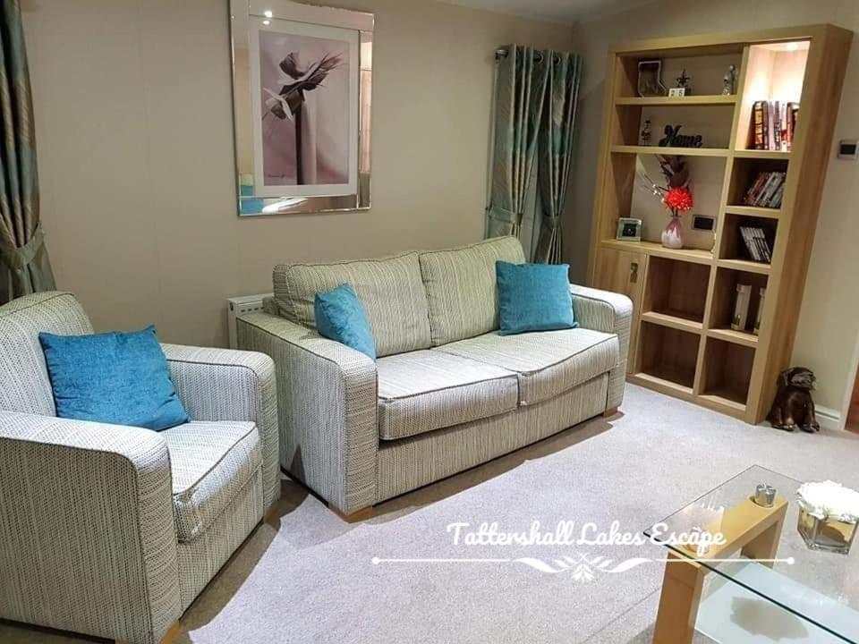 Meridian Tattershall Lakes Escape - Lakeside Lodge Caravan With A Fishing Peg Luxury Hot Tub 외부 사진