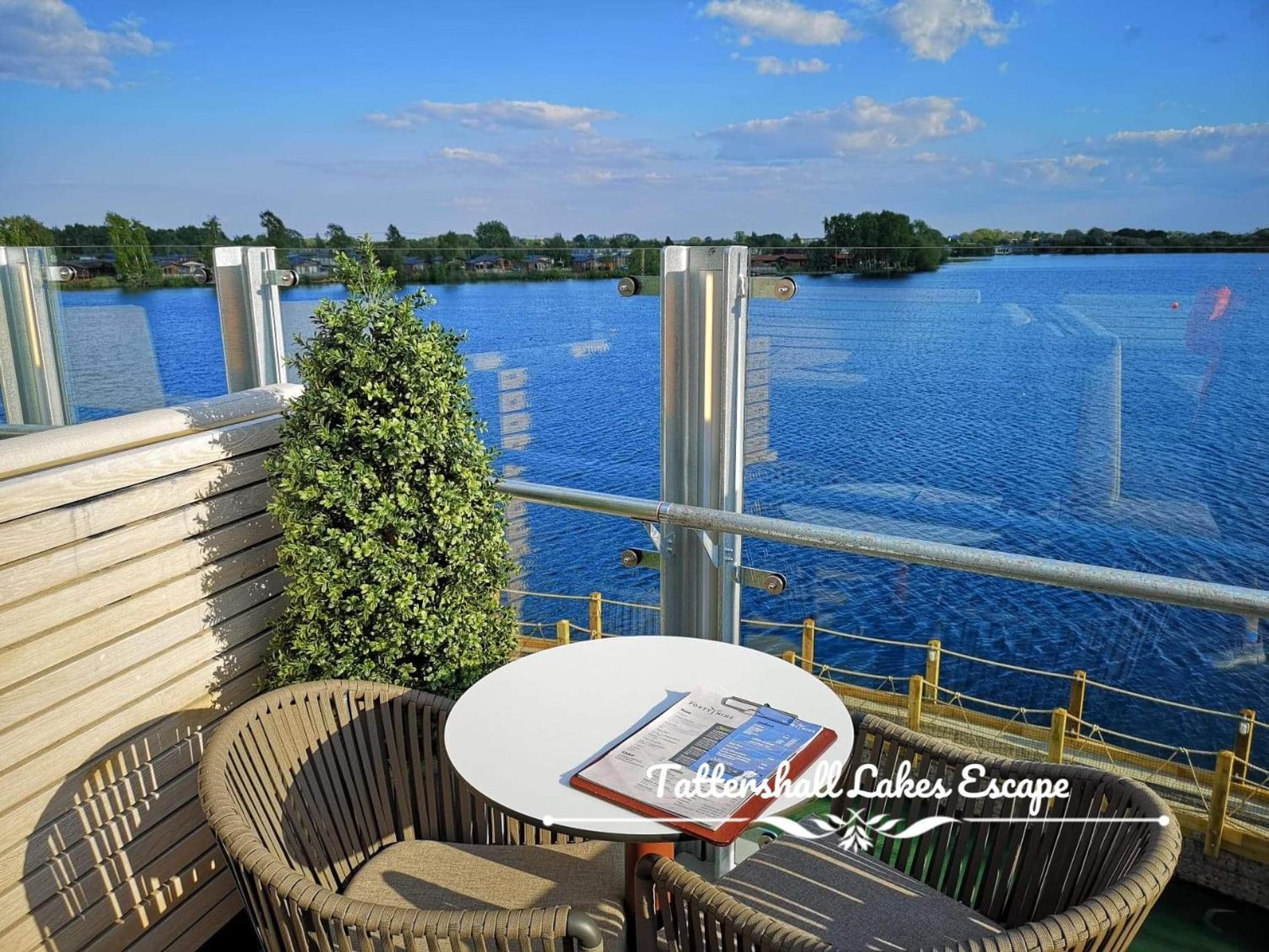 Meridian Tattershall Lakes Escape - Lakeside Lodge Caravan With A Fishing Peg Luxury Hot Tub 외부 사진