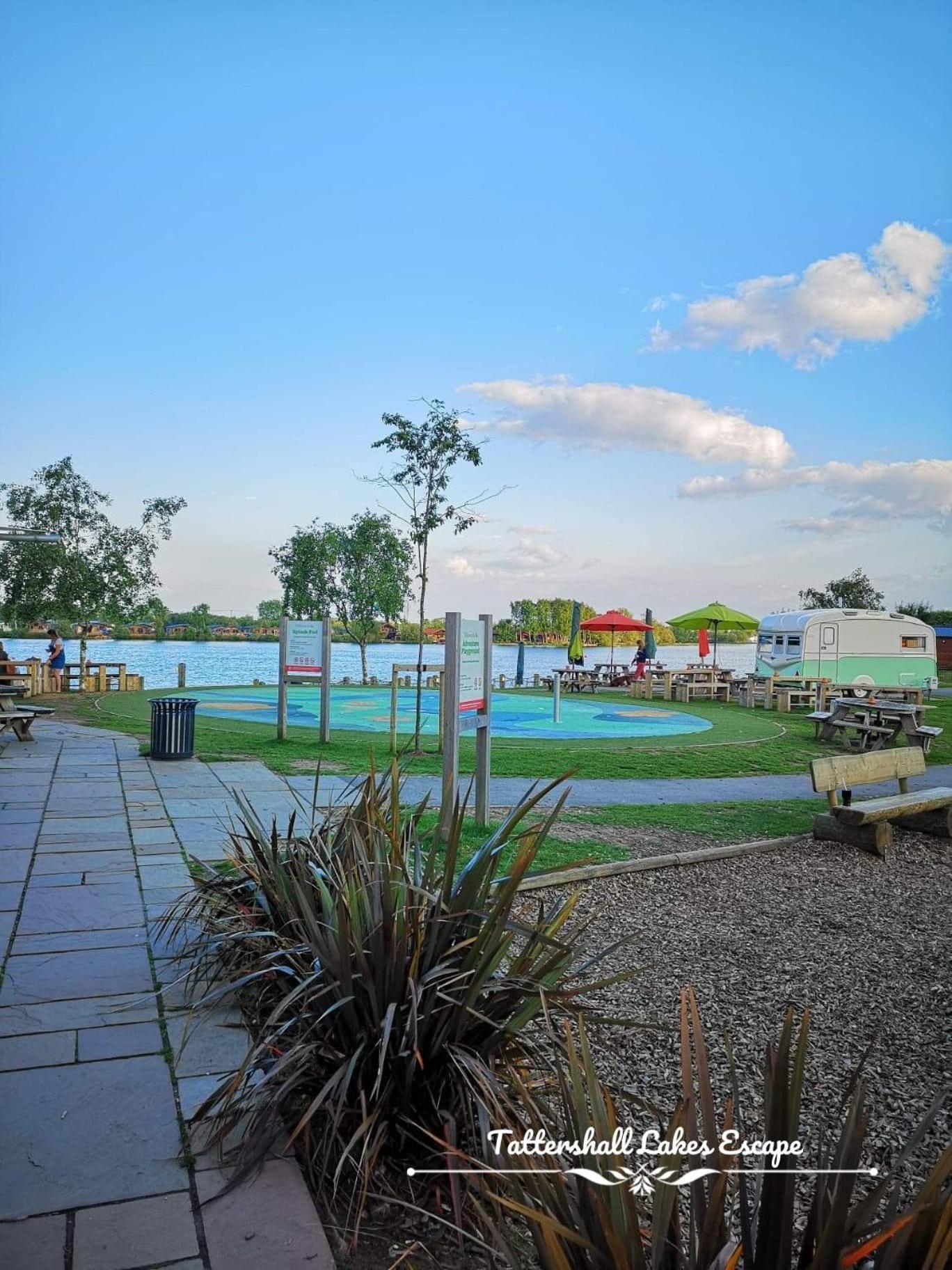 Meridian Tattershall Lakes Escape - Lakeside Lodge Caravan With A Fishing Peg Luxury Hot Tub 외부 사진