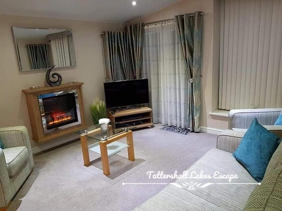 Meridian Tattershall Lakes Escape - Lakeside Lodge Caravan With A Fishing Peg Luxury Hot Tub 외부 사진