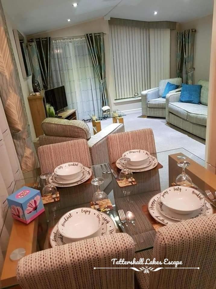 Meridian Tattershall Lakes Escape - Lakeside Lodge Caravan With A Fishing Peg Luxury Hot Tub 외부 사진