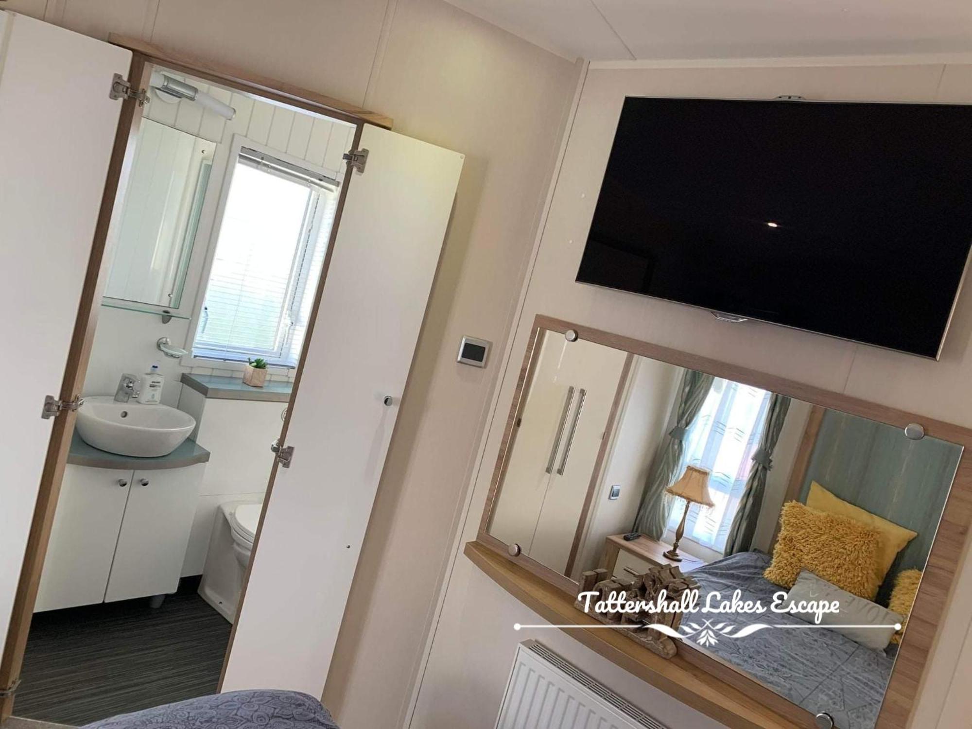 Meridian Tattershall Lakes Escape - Lakeside Lodge Caravan With A Fishing Peg Luxury Hot Tub 외부 사진