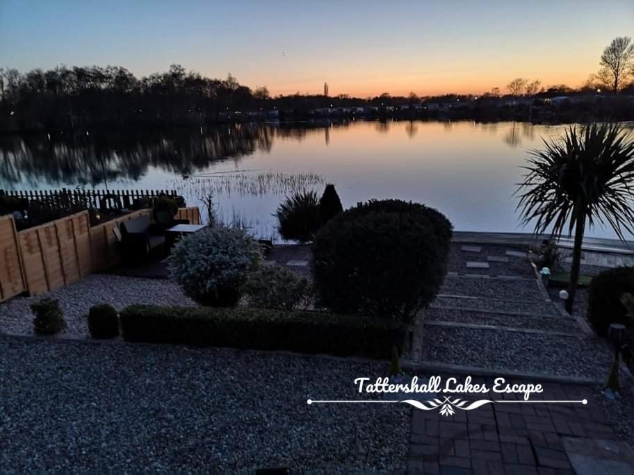 Meridian Tattershall Lakes Escape - Lakeside Lodge Caravan With A Fishing Peg Luxury Hot Tub 외부 사진