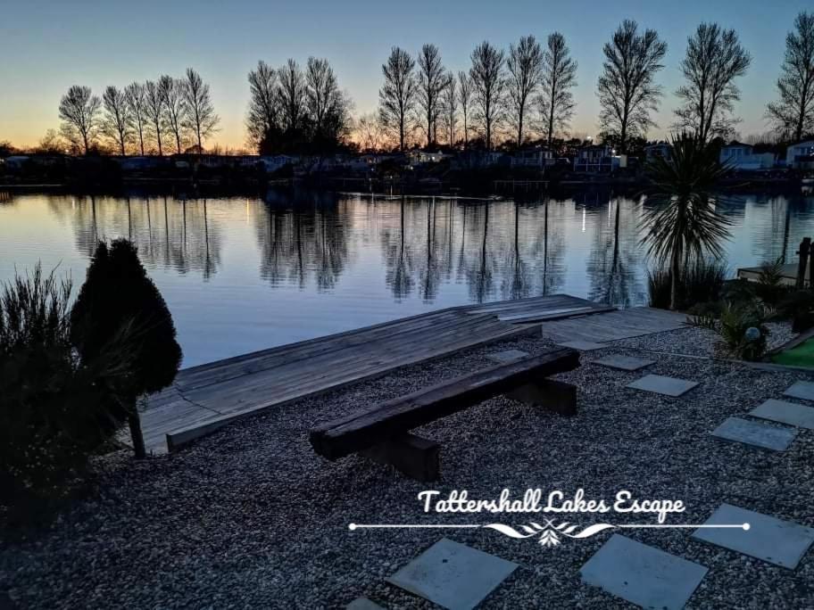 Meridian Tattershall Lakes Escape - Lakeside Lodge Caravan With A Fishing Peg Luxury Hot Tub 외부 사진