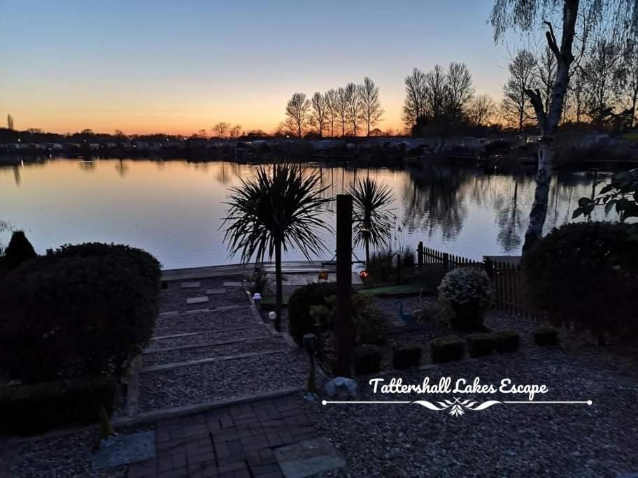 Meridian Tattershall Lakes Escape - Lakeside Lodge Caravan With A Fishing Peg Luxury Hot Tub 외부 사진