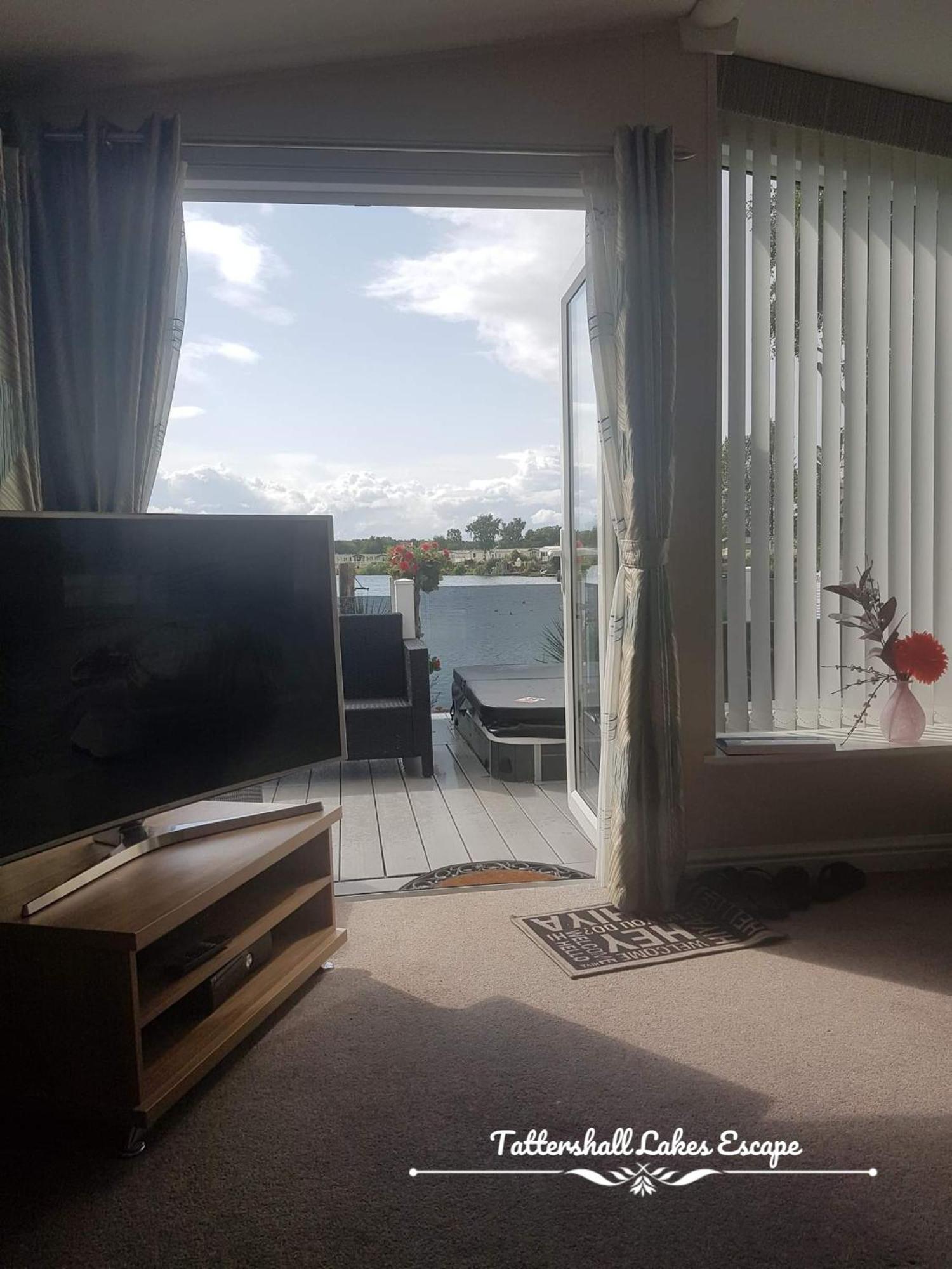 Meridian Tattershall Lakes Escape - Lakeside Lodge Caravan With A Fishing Peg Luxury Hot Tub 외부 사진