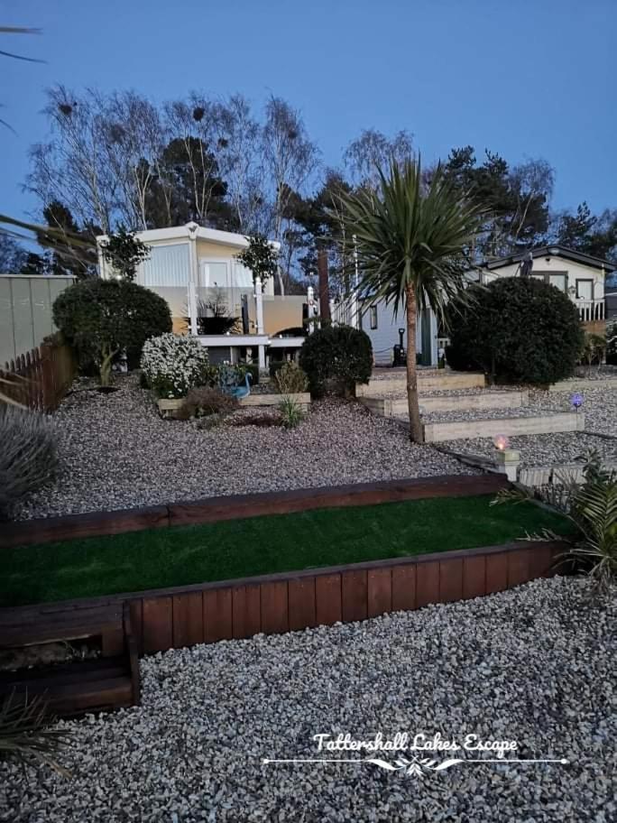 Meridian Tattershall Lakes Escape - Lakeside Lodge Caravan With A Fishing Peg Luxury Hot Tub 외부 사진