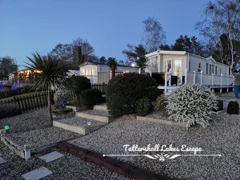 Meridian Tattershall Lakes Escape - Lakeside Lodge Caravan With A Fishing Peg Luxury Hot Tub 외부 사진