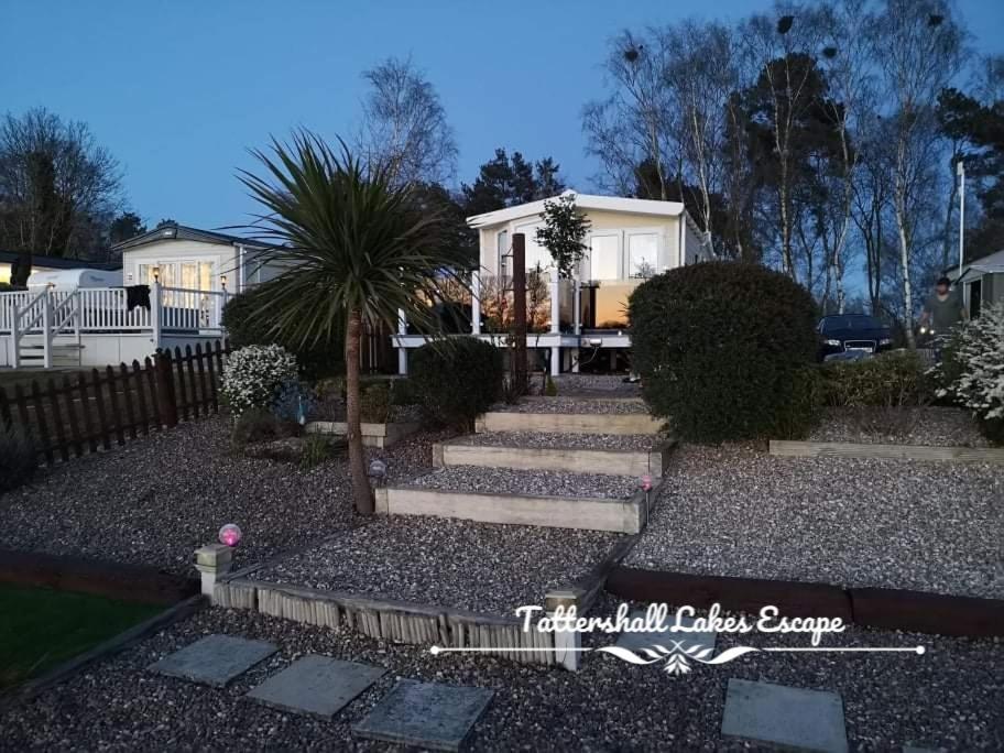 Meridian Tattershall Lakes Escape - Lakeside Lodge Caravan With A Fishing Peg Luxury Hot Tub 외부 사진
