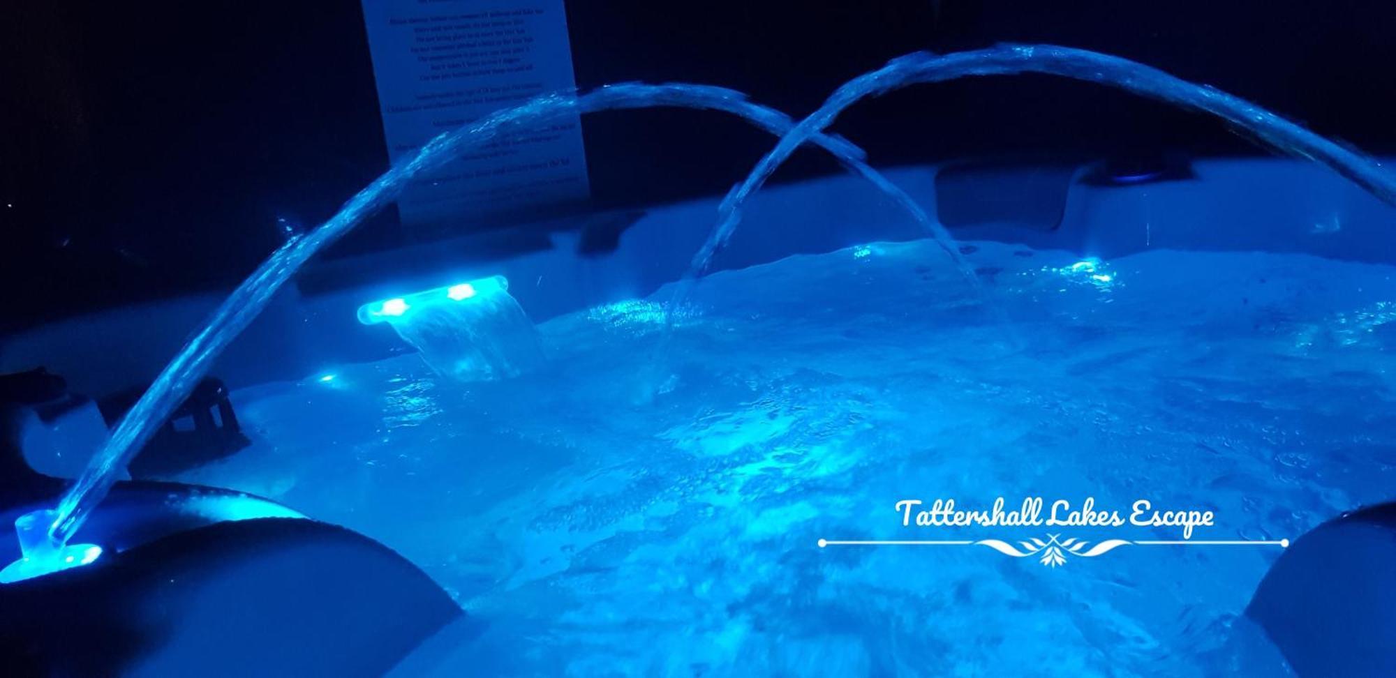 Meridian Tattershall Lakes Escape - Lakeside Lodge Caravan With A Fishing Peg Luxury Hot Tub 외부 사진