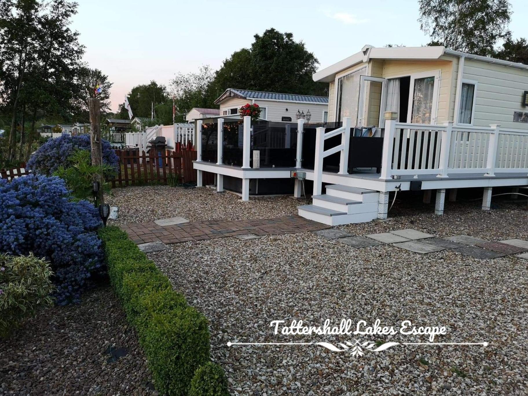 Meridian Tattershall Lakes Escape - Lakeside Lodge Caravan With A Fishing Peg Luxury Hot Tub 외부 사진