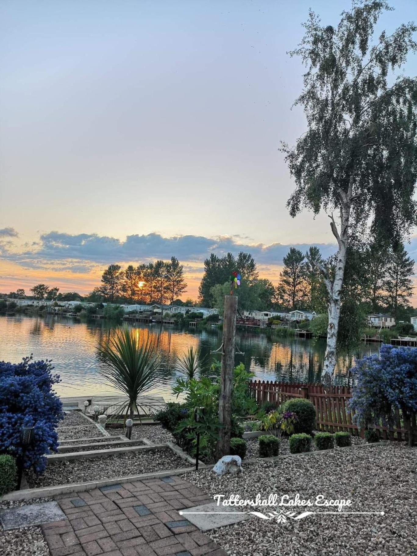 Meridian Tattershall Lakes Escape - Lakeside Lodge Caravan With A Fishing Peg Luxury Hot Tub 외부 사진