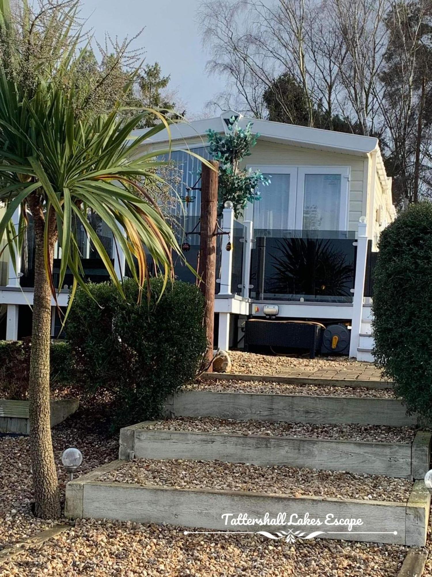 Meridian Tattershall Lakes Escape - Lakeside Lodge Caravan With A Fishing Peg Luxury Hot Tub 외부 사진
