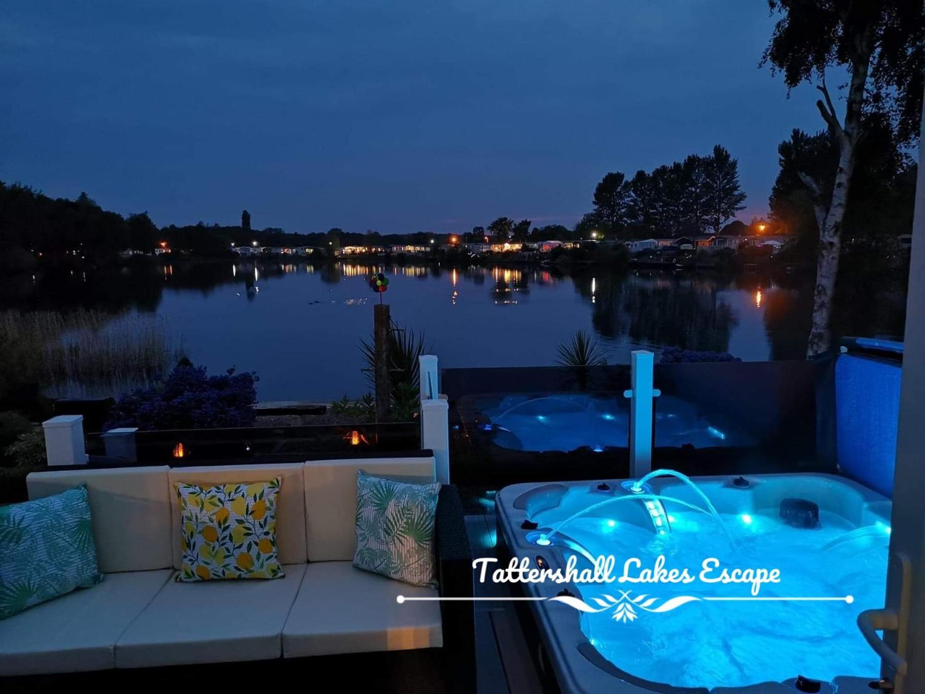 Meridian Tattershall Lakes Escape - Lakeside Lodge Caravan With A Fishing Peg Luxury Hot Tub 외부 사진