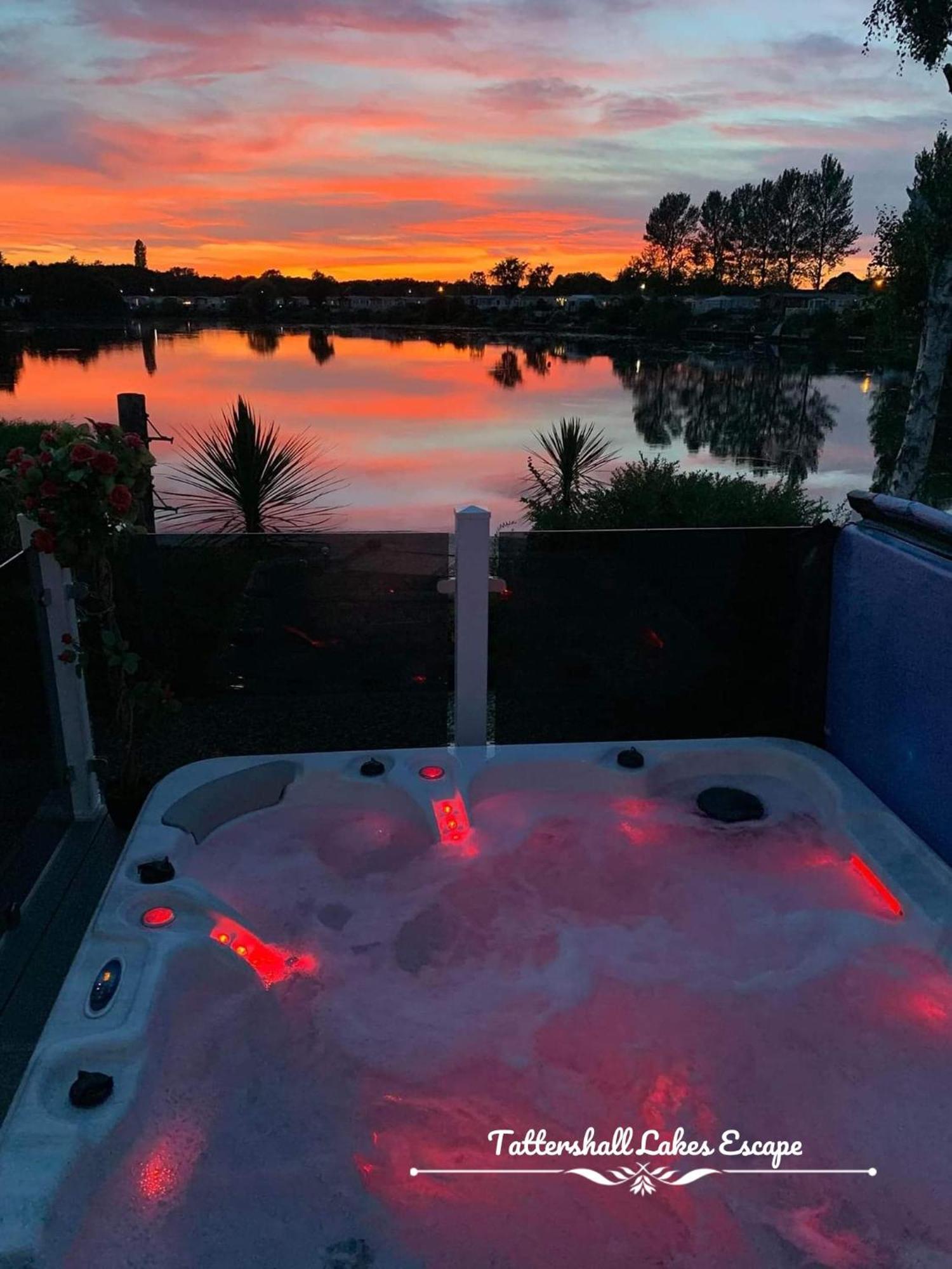 Meridian Tattershall Lakes Escape - Lakeside Lodge Caravan With A Fishing Peg Luxury Hot Tub 외부 사진