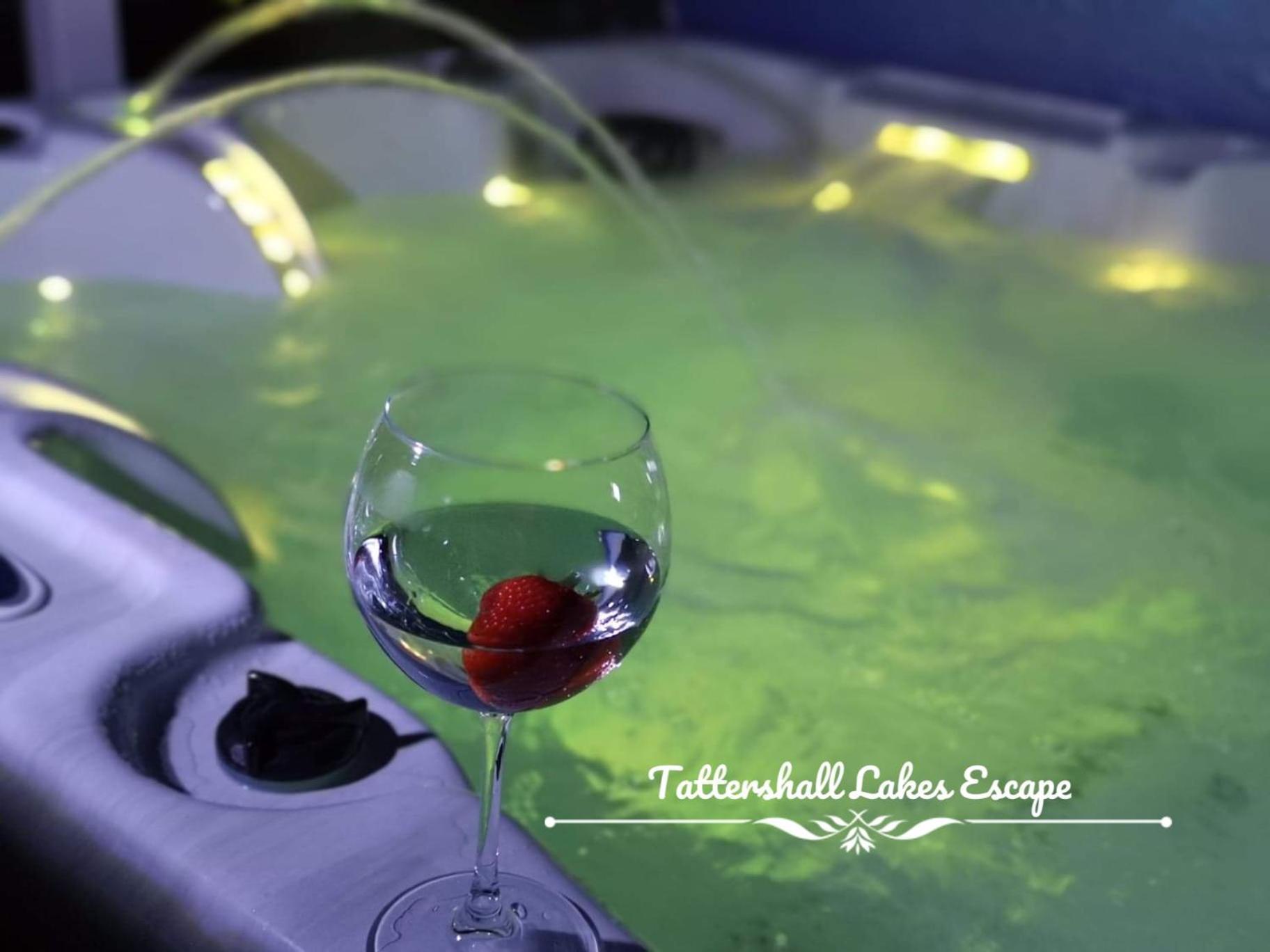 Meridian Tattershall Lakes Escape - Lakeside Lodge Caravan With A Fishing Peg Luxury Hot Tub 외부 사진