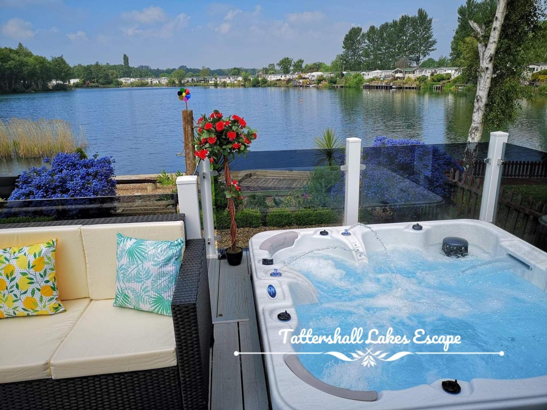 Meridian Tattershall Lakes Escape - Lakeside Lodge Caravan With A Fishing Peg Luxury Hot Tub 외부 사진